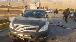 El Nissan Teana de Fakhrizadeh y sangre en la carretera después del ataque del 27 de noviembre de 2020.