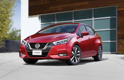 Nissan sigue apostando a los sedanes, con las nuevas generaciones del Versa (foto) y del Sentra