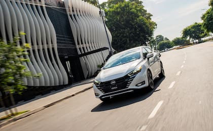 El Nissan Versa es uno de los modelos que la automotriz trae desde México