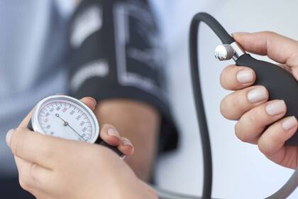 El nivel de presión arterial normal es inferior a 120/80 mmHg (Foto: iStock)