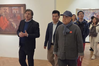 El Nobel Mo Yan visitó esta mañana el Museo de Bellas Artes, donde lo recibió y guio en un recorrido por las salas su director Andrés Duprat