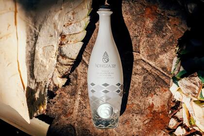 El Nobleza 33 blanco, un aguardiente que combina notas de agave cocido, hierbas y frutas es otra de las estrellas de la tequilera. (Nobleza33)