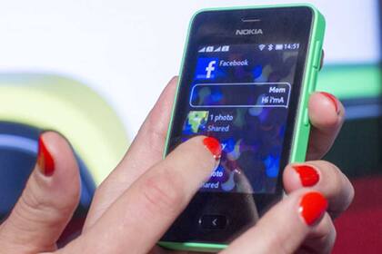 El Nokia Asha 501, un equipo de 99 dólares que cuenta con la versión adaptada de Facebook para móviles y el acceso ilimitado a la red social