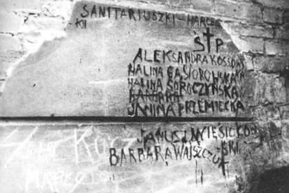 El nombre de Barbara Wajszczuk pintado en una pared de Varsovia entre otras víctimas de los alemanes
