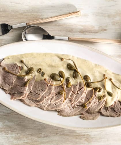 El nombre de este plato se debe a los piamonteses que lo bautizaron como “vitello tonnato”, que quiere decir carne de ternera con atún, dos de los ingredientes necesarios para este manjar