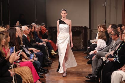 El nombre de la colección es Presagio. Explica Camila Romano: "Refiere a algo que está por ocurrir. Quiero que puedan ver en esta colección algo que está sucediendo, presagiándose en lo que es la Alta Costura hoy".