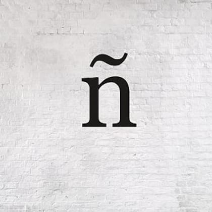 El nombre de la línea que se ubica sobre la letra Ñ se llama tilde o virgulilla