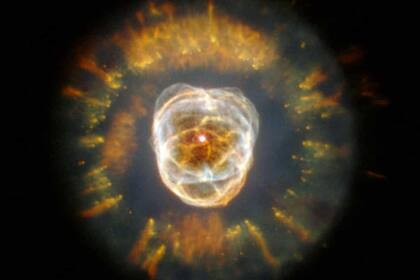 El nombre de la nebulosa Esquimal fue puesto porque la imagen cósmica parece representar a un hombre con la cabeza envuelta por una capucha