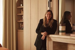 La arquitecta y diseñadora parisina que transforma la herencia clásica de su ciudad en interiores contemporáneos de elegancia serena