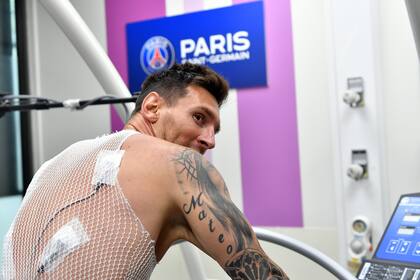 El nombre de su hijo Mateo está grabado en la piel de Leo Messi y queda al descubierto durante los análisis físicos que le realizan en el Hospital Americano de París.