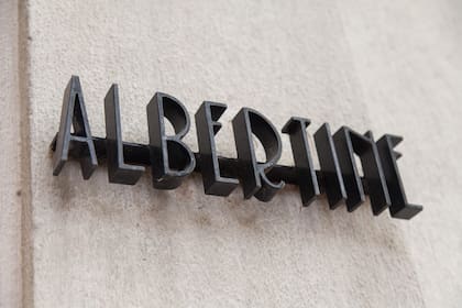 El nombre del local es una referencia a una novela de Marcel Proust.