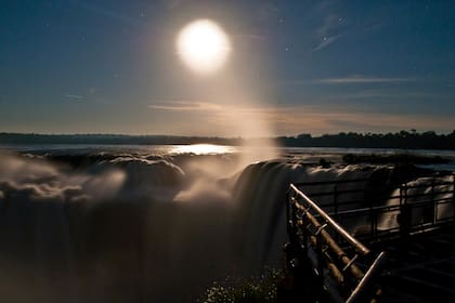 El nombre "Garganta del Diablo" o "Garganta del Mal" remite a la leyenda guaraní