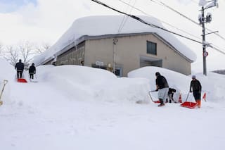 El norte de Japón sufre nevadas letales entre alertas de más nieve