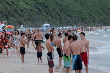 El norte de la playa concentra a los grupos más jóvenes, mientras que el centro y el sur mantienen un perfil más familiar