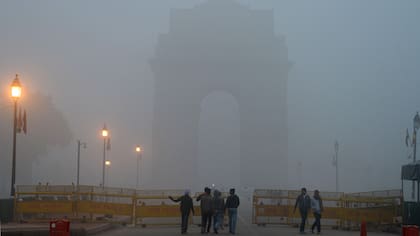 Una espesa neblina gris envolvió la capital de India la contaminación golpea niveles peligrosos. La Asociación Médica India dijo que Nueva Delhi estaba en medio de una "emergencia de salud pública"