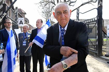 El norteamericano Zoltan Matyah, sobreviviente de Auschwitz y Birkenau, muestra los números tatuados en su brazo