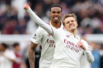 El noruego Martin Odegaard celebra con los fanáticos tras el ajustado triunfo de Arsenal (Photo by Adrian Dennis / AFP)