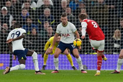 El noruego Odegaard, capitán y creador del juego de Arsenal, marca el segundo gol ante Tottenham
