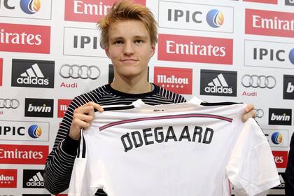 El noruego Odegaard posa con su nueva camiseta del Madrid