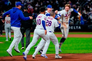 El novato Carson Benge se redime con el hit decisivo en la décima y los Mets vencen 3 a 2 a Detroit