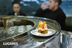 El novedoso formato de barra acuática, por donde los platitos flotan y se deslizan empujados por una turbina.