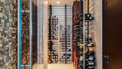 El noveno piso contaba con un enfriador de vino con capacidad para 1000 botellas.