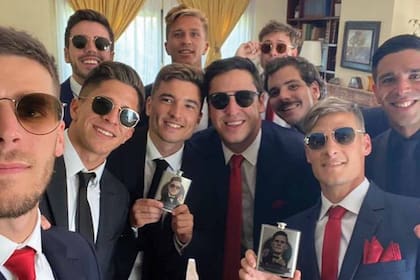 El novio con sus íntimos amigos, muchos viajaron especialmente
desde Argentina, con las petacas que Giulia y Gio hicieron para ellos,
personalizadas con una foto de cada uno.