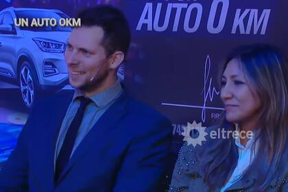 El novio de la participante escuchó atento toda la historia (Foto: Captura de video / eltrece)