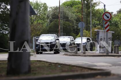 El novio de Taylor Swift, Travis Kelce, llegó al aeropuerto escoltado por su seguridad privada