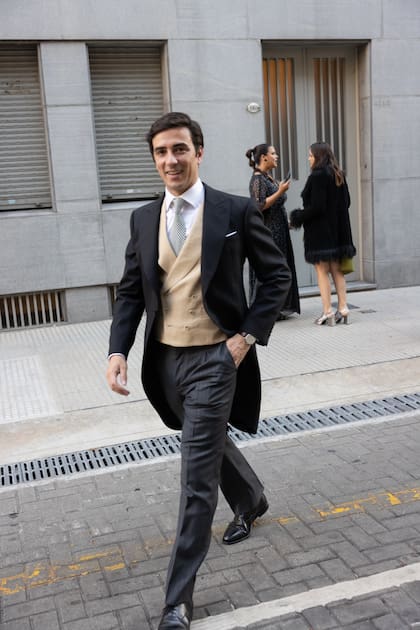 El novio, elegantísimo, minutos antes de ingresar a la basílica.