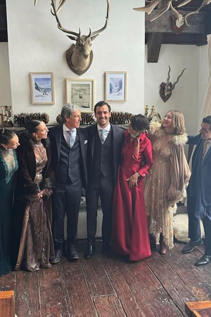El novio, emocionado, con su familia. De izquierda a derecha, sus hermanas Catalina y Carito, su padre, Santiago Blaquier; Santi; su madre, Carolina Eiras; y sus otros dos hermanos, Jacinta y Agustín.