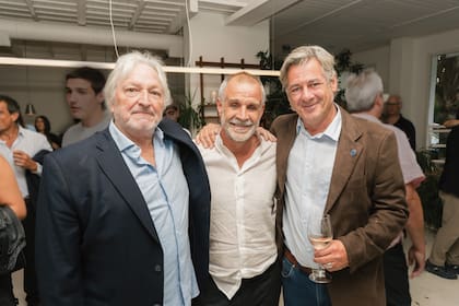 El novio junto a
Raúl Etchebehere,
vicepresidente
2° de la Sociedad
Rural Argentina,
y Nicolás Pino,
presidente.