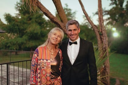 El novio, muy sonriente, junto a su madrina de bautismo, Mercedes Ulloa.