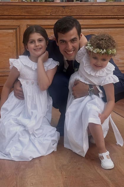 El novio posa con sus hermanas menores