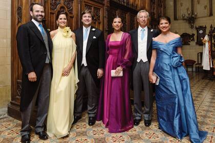 El novio rodeado por su familia: Nicolás Iraeta, Gabriela Flores Pirán, Rosario Neuss, Germán Neuss y Marta Diez.