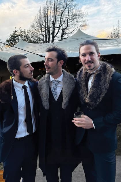 El novio, rodeado por sus primos Alejandro y Juan Blaquier, hijos de Alejandro "Jandri" Blaquier.