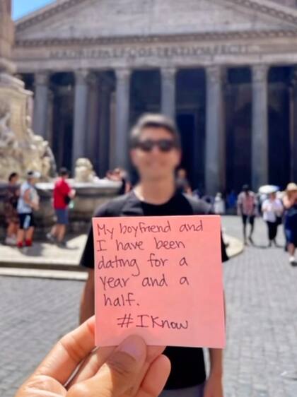 El novio sonreía para las fotos sin saber lo que le esperaba en redes sociales