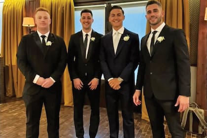 El novio y sus mejores amigos, un rato antes de la ceremonia religiosa.