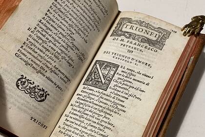 El núcleo de la Feria, única en el país y en América Latina, es acercar al gran público materiales impresos y bibliográficos infrecuentes, de valor histórico, estético y patrimonial