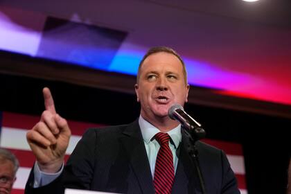 El núcleo de la ley de Eric Schmitt establece que ciertas conductas cometidas dentro de los diez años posteriores a la naturalización funcionarán como evidencia prima facie de que el ciudadano nunca cumplió realmente con los requisitos legales