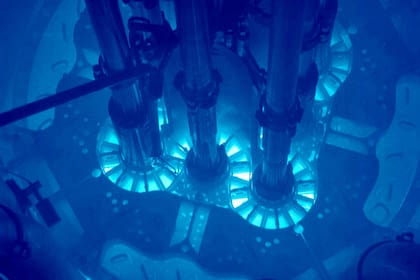 El núcleo de un reactor sumergido en agua