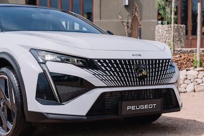 El nuevo 408 completa la trilogía de alta gama de Peugeot este 2025.