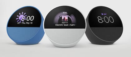 El nuevo Amazon Echo Spot, un parlante inteligente con reloj despertador, para poner en la mesita de luz