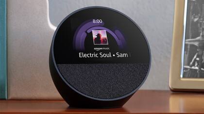 El nuevo Amazon Echo Spot, un parlante inteligente con reloj despertador, para poner en la mesita de luz