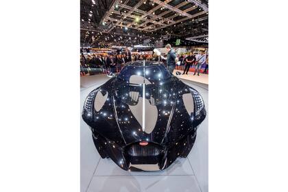 El nuevo auto Bugatti La voiture Noire se presenta durante el día de prensa en el 89º Salón Internacional del Automóvil de Ginebra en Ginebra, Suiza. Los fabricantes de automóviles están lanzando nuevos modelos eléctricos e híbridos en la feria a medida que se preparan para cumplir con los requisito