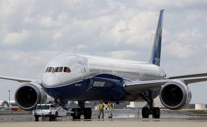 El nuevo Boeing 787-10 Dreamliner después de realizar su primer vuelo de prueba en el Aeropuerto Internacional de Charleston, el viernes 31 de marzo de 2017, en North Charleston, Carolina del Sur.
