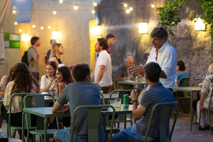 El nuevo café es un oasis dentro del pueblo y ya tiene muchos habitués.