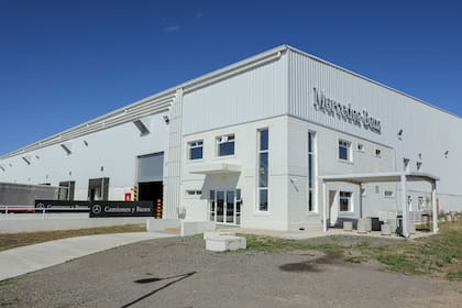 El nuevo Centro Logístico en Zárate optimiza la distribución de autopartes y refuerza el compromiso de Mercedes-Benz Camiones y Buses con la industria nacional y la sostenibilidad.