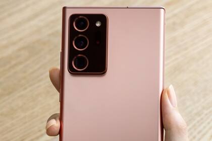 El nuevo color del Galaxy Note20 Ultra, y el detalle del bloque de las cámaras, con el zoom óptico 5x