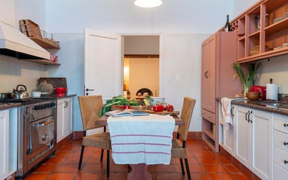 El nuevo color del mueble y las alacenas logró un clima extraordinario en la cocina sencilla.